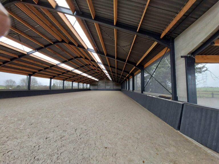 Vaste windschermen rond paardenpiste voor bescherming tegen wind en stof