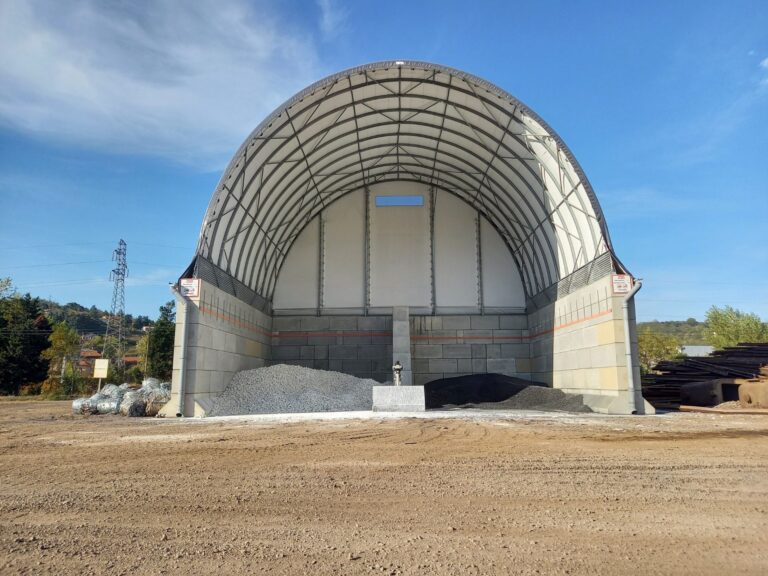 Boogloods bij asfaltcentrale voor opslag van grondstoffen