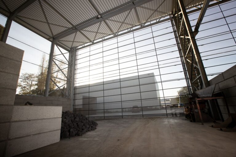 Binnenaanzicht van geventileerde industriële luifel met mammoetpoorten