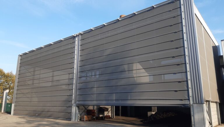 Twee mammoetpoorten in geventileerde industriële luifel