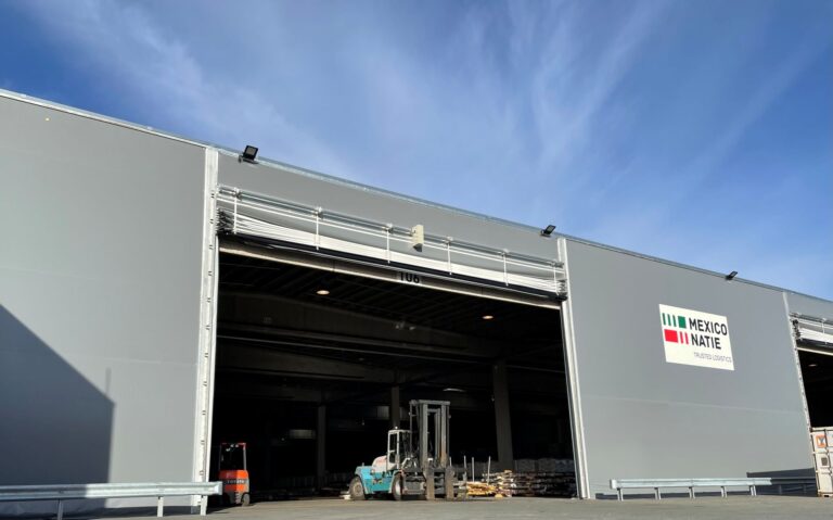 Mammoetpoort in industriële luifel in de haven - foto 2