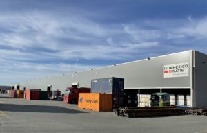 Luifel van 200 meter regendicht gemaakt met vaste regenschermen en mammoetpoorten