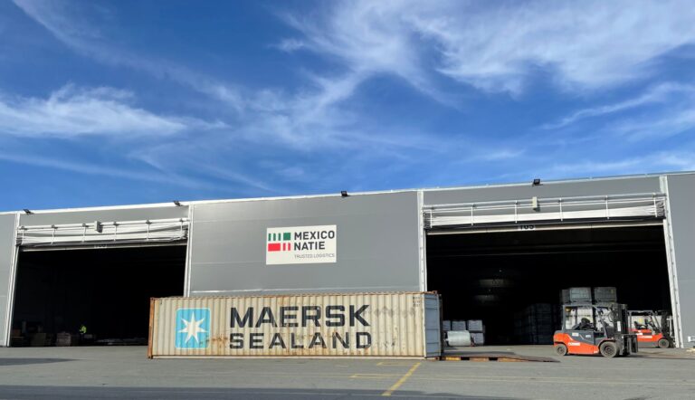 Twee mammoetpoorten in regendichte luifel van 200 meter