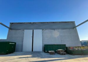 Buitenaanzicht rolbrugpoort in industriële hal