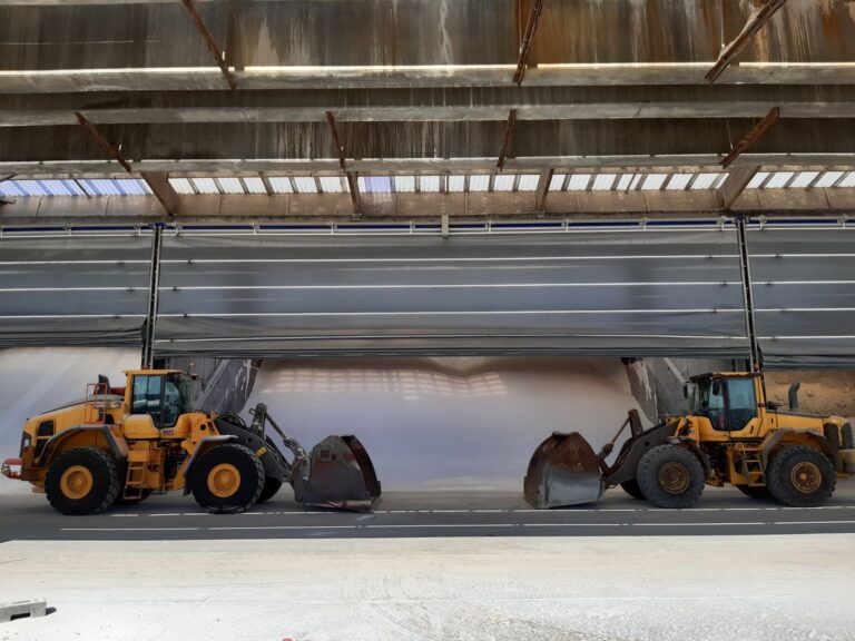 Mammoetpoort in luifelconstructie bij meststoffenopslag