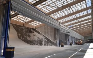 Eindresultaat luifel met constructie voor montage van 21 mammoetpoorten bij meststoffenopslag