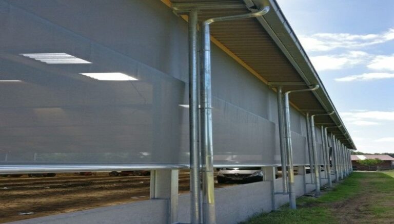 egelbare zijkant aan paardenpiste voor bescherming tegen wind en regen