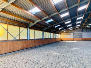 Paardenpiste met windschermen – binnenaanzicht