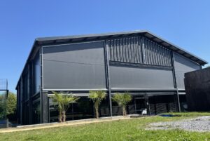 Padelveld met regelbare textielzijkanten voor bescherming tegen wind en regen