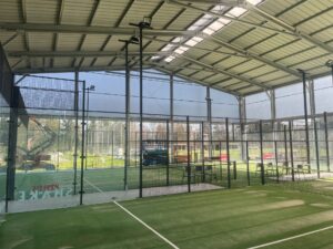 Vaste lichtdoorlatende schermen in padelhal die regeninval beperken