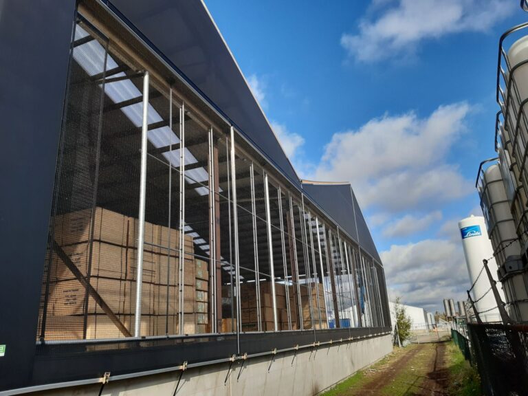 Regelbare zijkant bij houtopslagbedrijf in de haven van Antwerpen