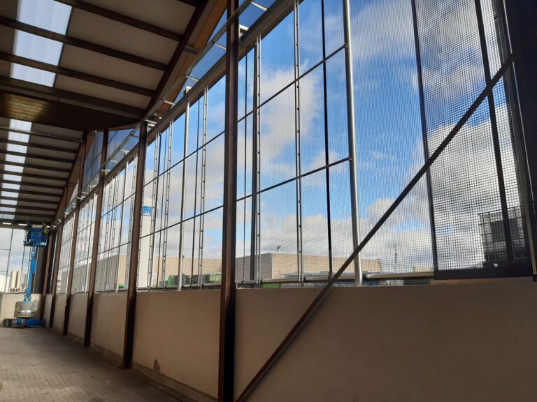 Binnenaanzicht regelbare zijkant bij houtopslag