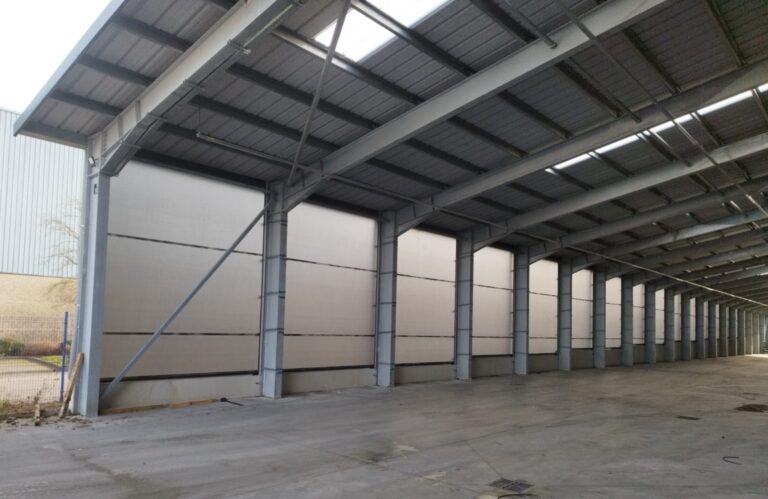 Binnenaanzicht luifel bij transportfirma met transparante regenschermen - foto 2