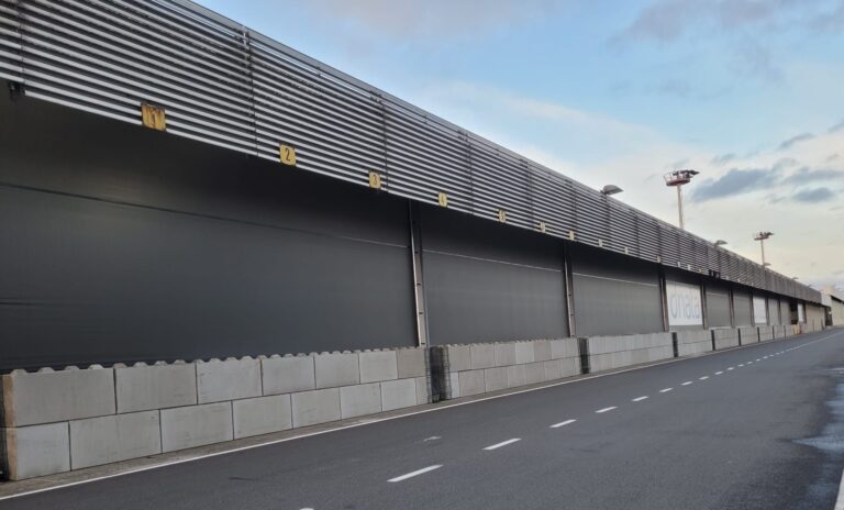 Transparante regenschermen aan luifel bij Brussels Airport