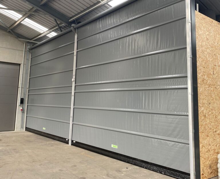 Gesloten stofpoort bij rekstelling voor opslag van goederen