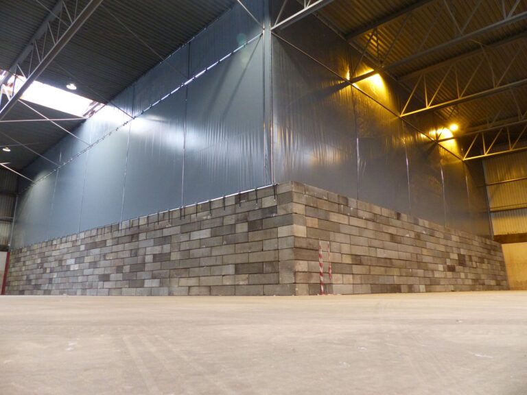 Stofschermen rond opslagbunker voor bulklogistiek binnen in hal