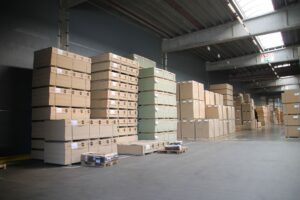 Scheidingwand in productieomgeving om stofverspreiding te beperken