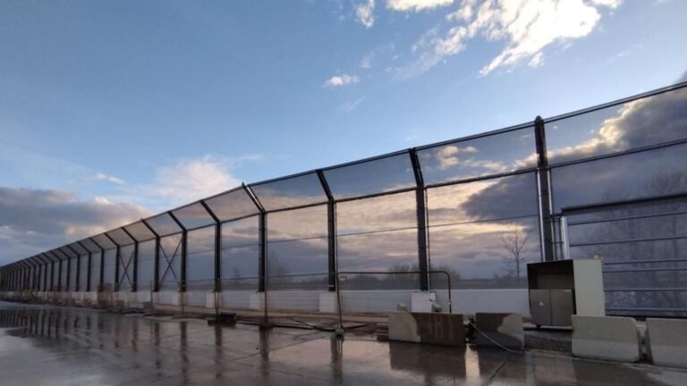 Stofmuur van 6 meter hoog aan buitenzijde van recyclage site