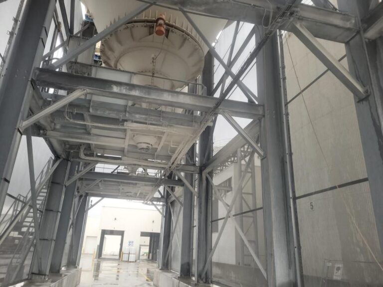 Binnenaanzicht silo-installatie met vaste stofschermen in de haven van Antwerpen