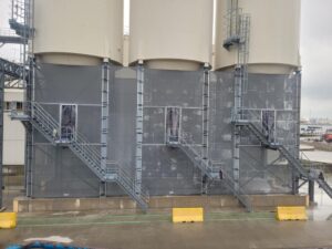 Vaste stofschermen rondom silo-installatie in de haven van Antwerpen