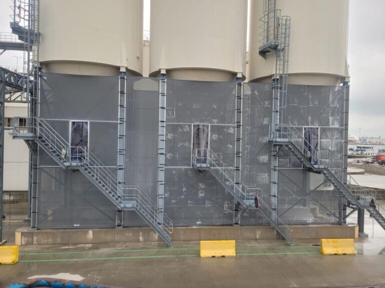 Vaste stofschermen rondom silo-installatie in de haven van Antwerpen