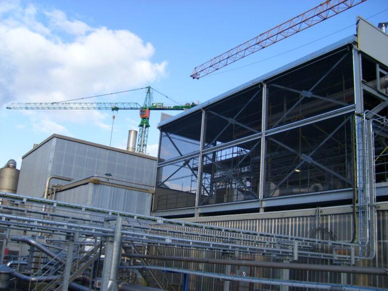 Industriële luifel met windschermen ter bescherming van technische installaties