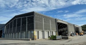 Geventileerde industriële luifel met stofschermen en mammoetpoorten na structurele aanpassing