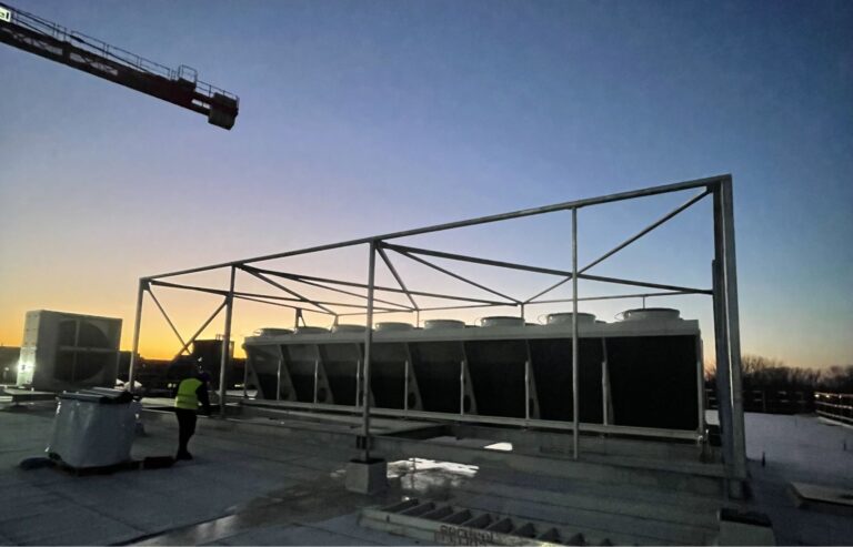 Aircooler op dak met draagconstructie voor montage van windschermen