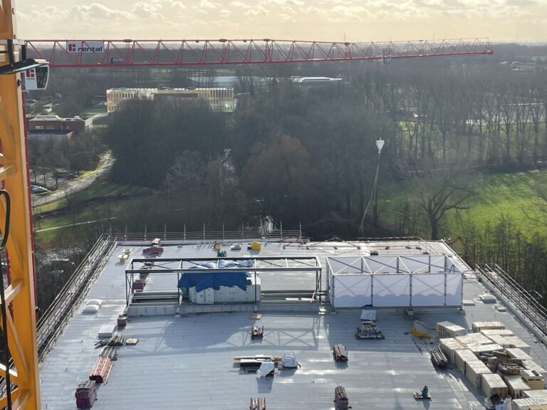 Bovenaanzicht buitenkant van aircooler op dak met draagconstructie voor windschermen