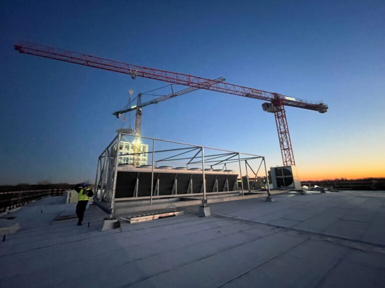 Aircooler op dak met draagconstructie voor montage van windschermen