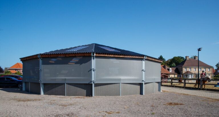 Windschermen rond paardenstapmolen – buitenaanzicht met bescherming tegen wind en stof