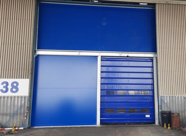 Buitenaanzicht constructie met snelloper poort en vaste dichte schermen