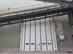 Snelloper poort voor agressieve industriële omgeving