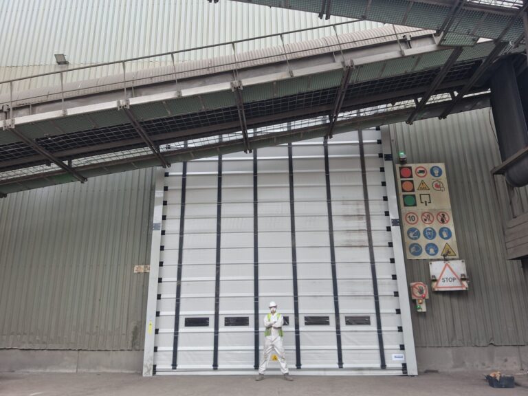 Snelloper poort voor agressieve industriële omgeving