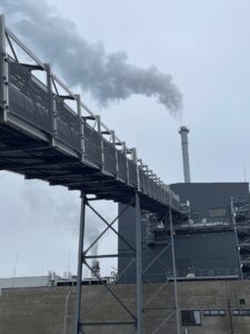 Stofschermen rond 40 meter hoge transportband in bio-energiecentrale