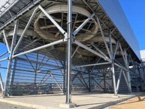 Windschermen rond aircooler installatie voor betere energie-efficiëntie