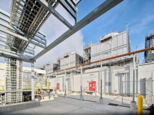 Detailaanzicht van chillers met industriële windschermen voor energieoptimalisatie van datacenterkoeling